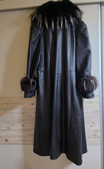 Haina din piele naturala , cu guler și manșetă din blana de vulpe