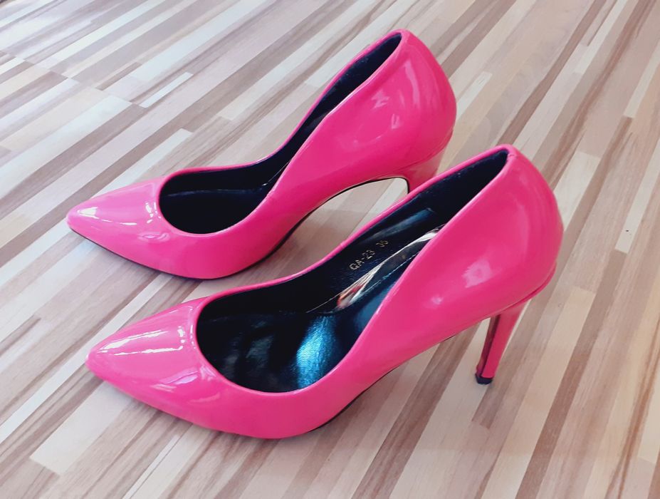 Продавам - Дамски лачени елегантни обувки - 35 номер