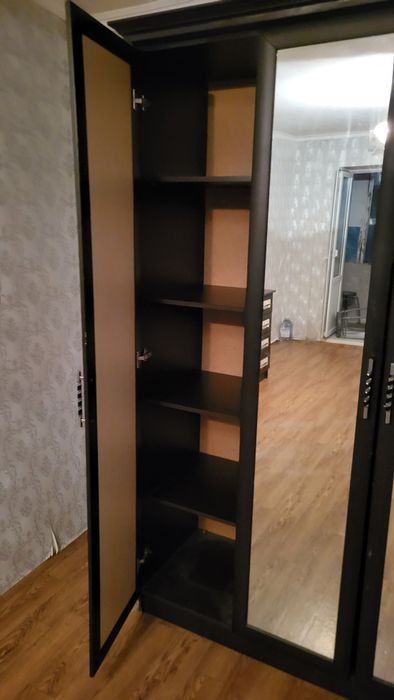 Шкаф с зеркалом продаётся