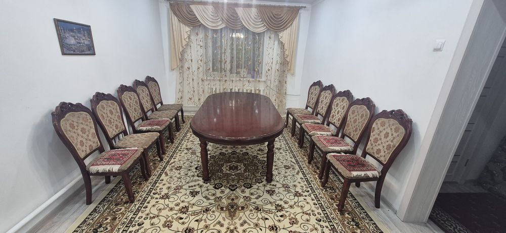 Продам деревянный стол и стулья