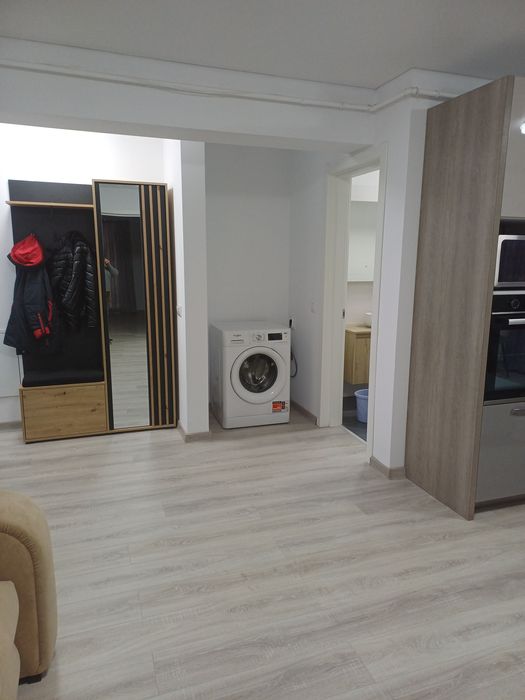 Închiriez apartament.