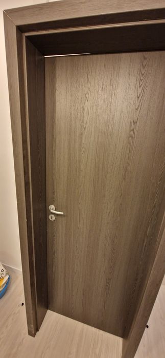 Usa de baie cu toc gri, noua