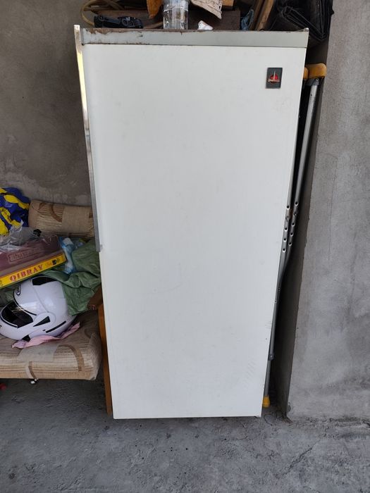 Продаются холодильники 2 штуки и газ плиты 3 штуки.