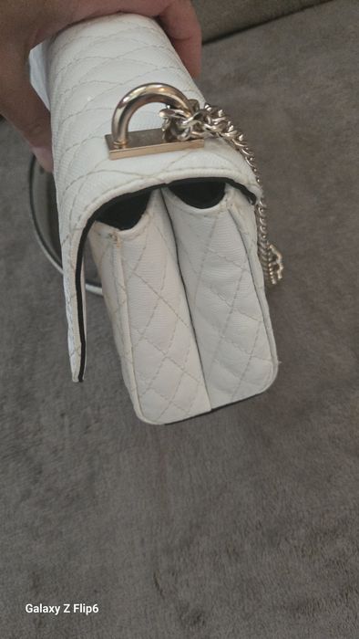 Бяла чанта Guess