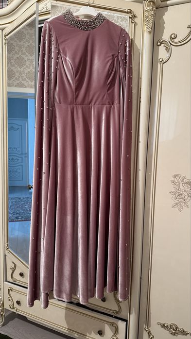 Платья оба почти новые