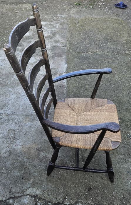 Scaun antic cu spatar tip scara