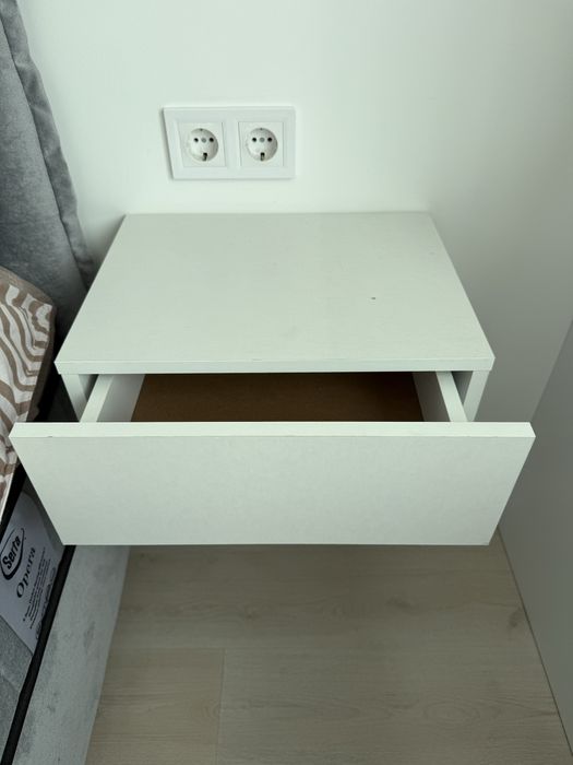 Продавам два броя висящи нощни шкафчета