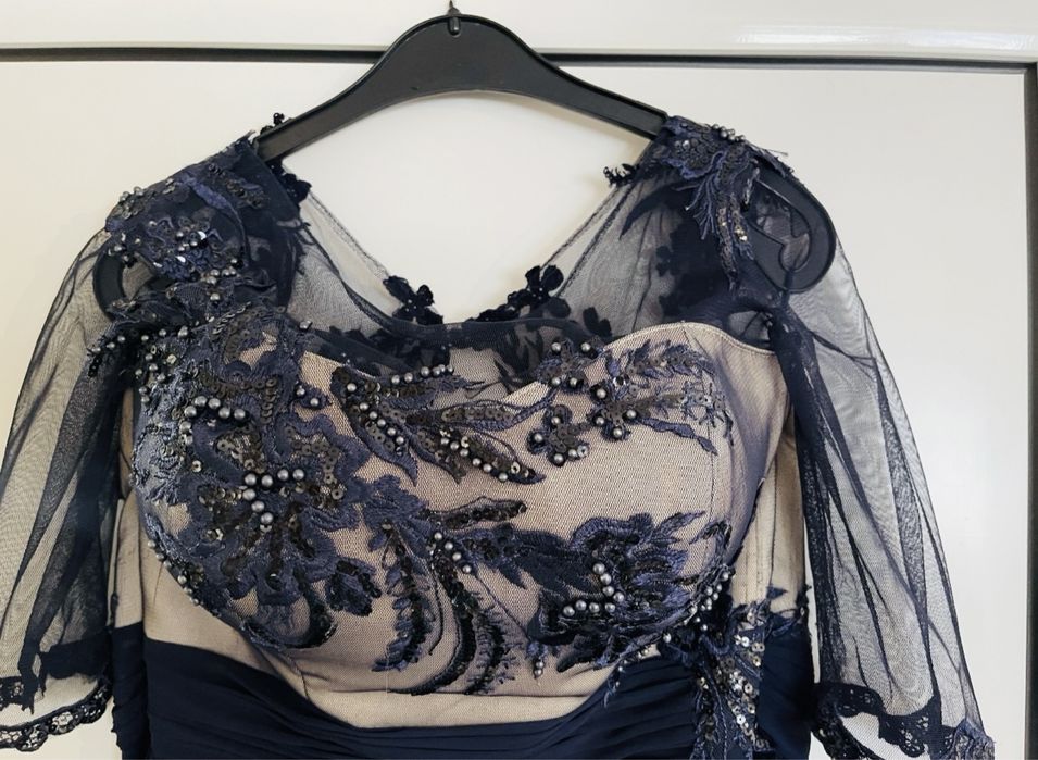 Продавам официална рокля