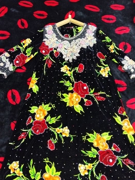 Ko'ylak lozim qo'lda tikilgan