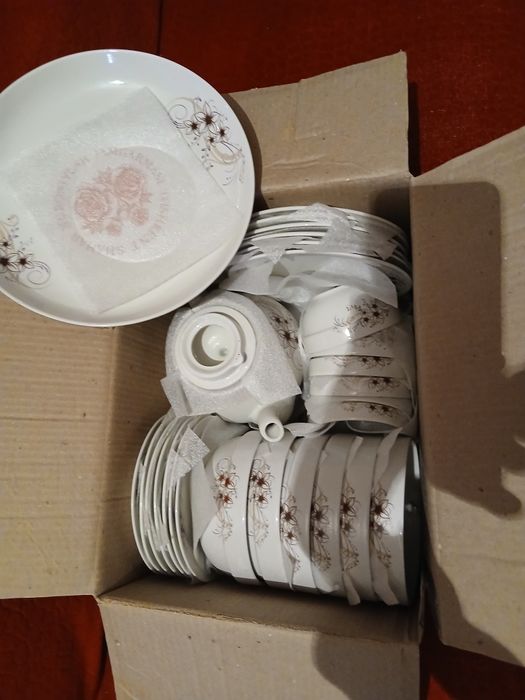 Продаем столовый. И чайный  сервис 6 персон.Новый.