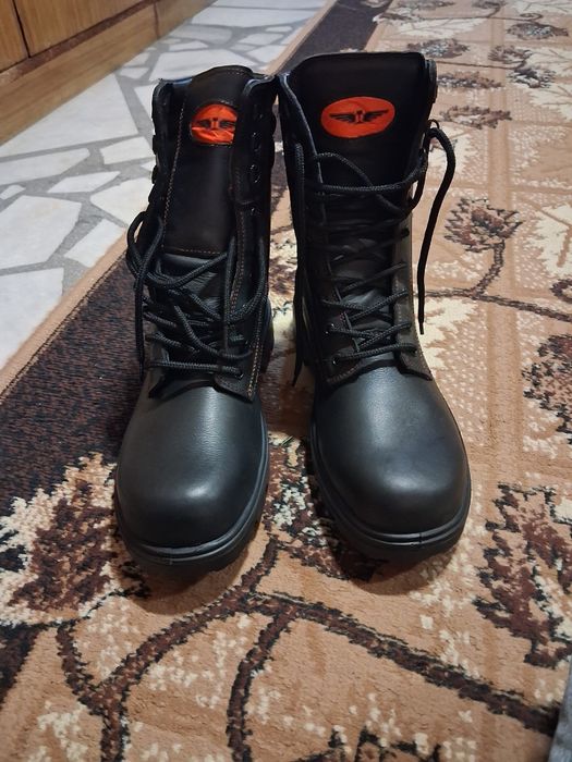 Високи обувки (КУБИНКИ).Метално бомбе.