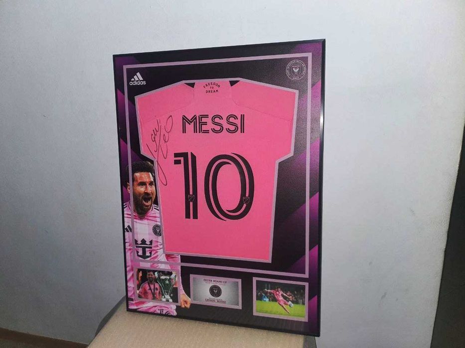 Форма Месси в рамке.Сезон 2024/25г Messi Inter Miami T-shirt in frame.