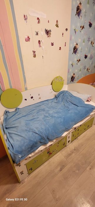 Продам гарнитур, три кровати, угловой шкаф,  стол