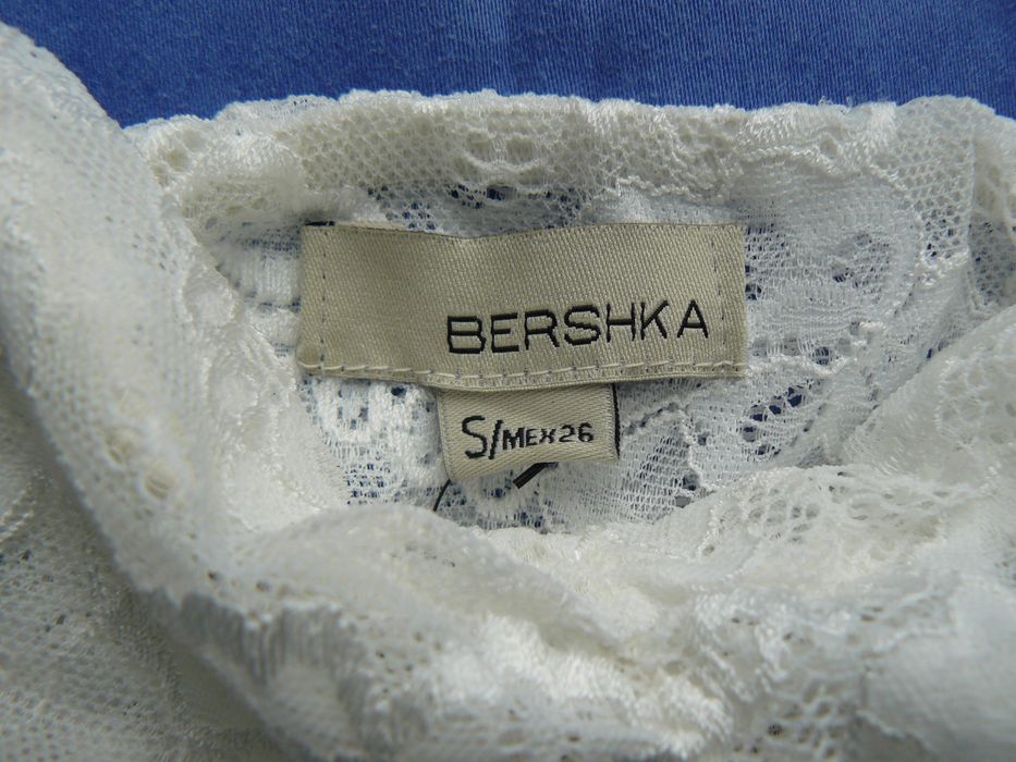 Bustiera BERSHKA Noua,Marime S,Culoare Alb spre crem