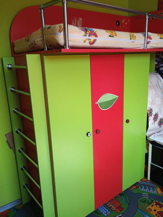 Pat copil etajat, cu dulap