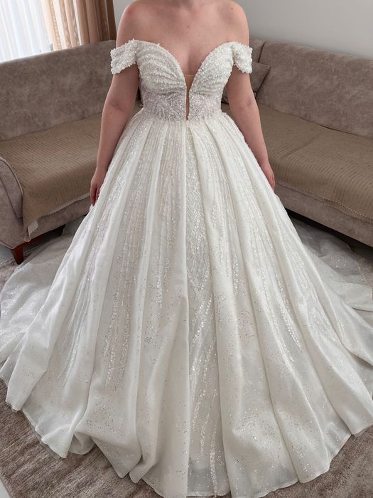 Булчинска рокля тип принцеса , изцяло с камъни