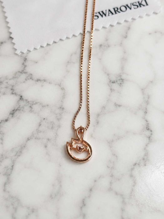 дамско колие розово злато сваровски ново swarovski с камъни сваровски  лебед