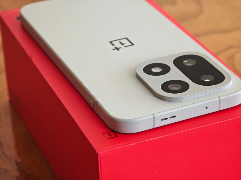 Нов OnePlus 15 16/256 - Global 6.78" 165Hz; 7300mAh 120w; 3x50mpx;IP68