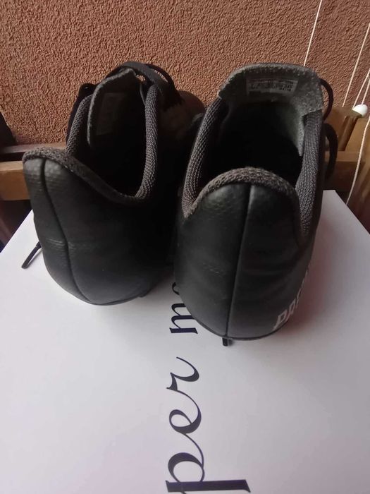 продавам футболни обувки, стоножки и маратонки