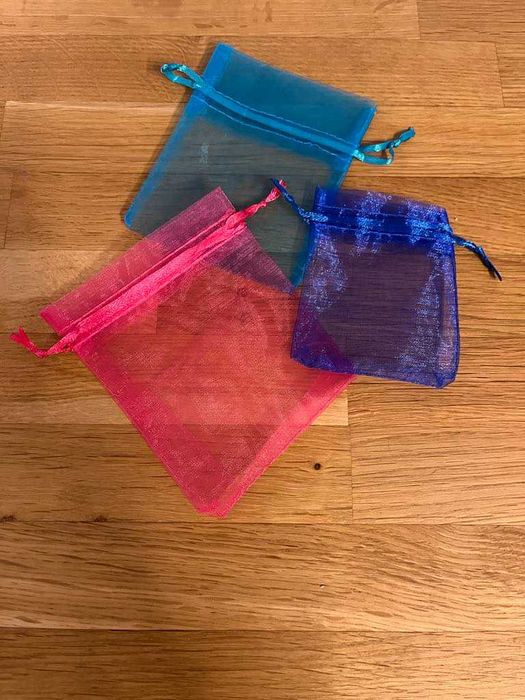 Пинчета, значки.