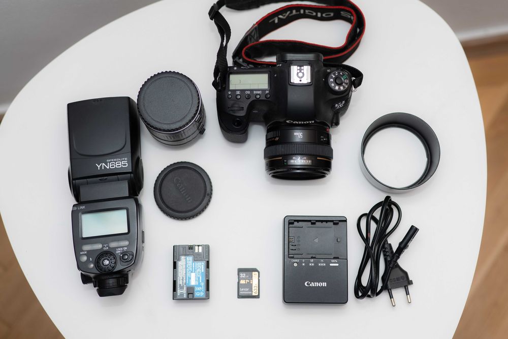 Kit foto Canon DSLR + obiectiv 50mm + blitz Yongnuo