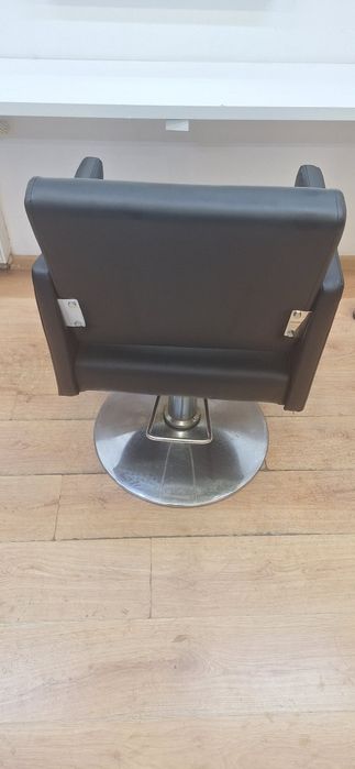 Кресло парикмахерской  чёрное