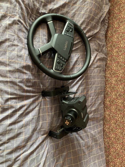 Игровой комплект руль база педали MOZA