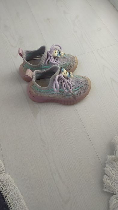 Продам изи кроссовки на девочку