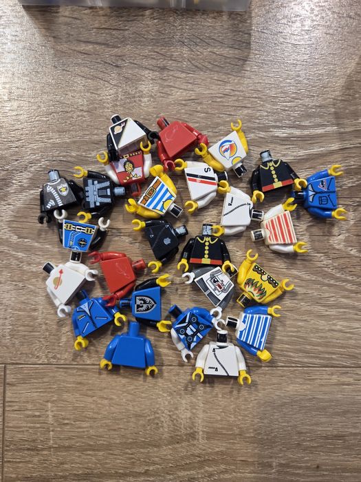 Lego medievale minifigurine scuturi accesorii etc