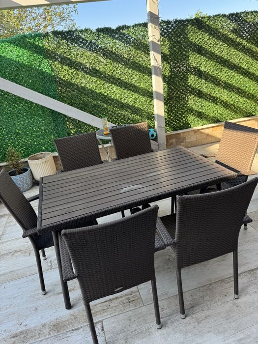 4 scaune, gratuit 4 perne pentru scaune, 100 lei/ bucata