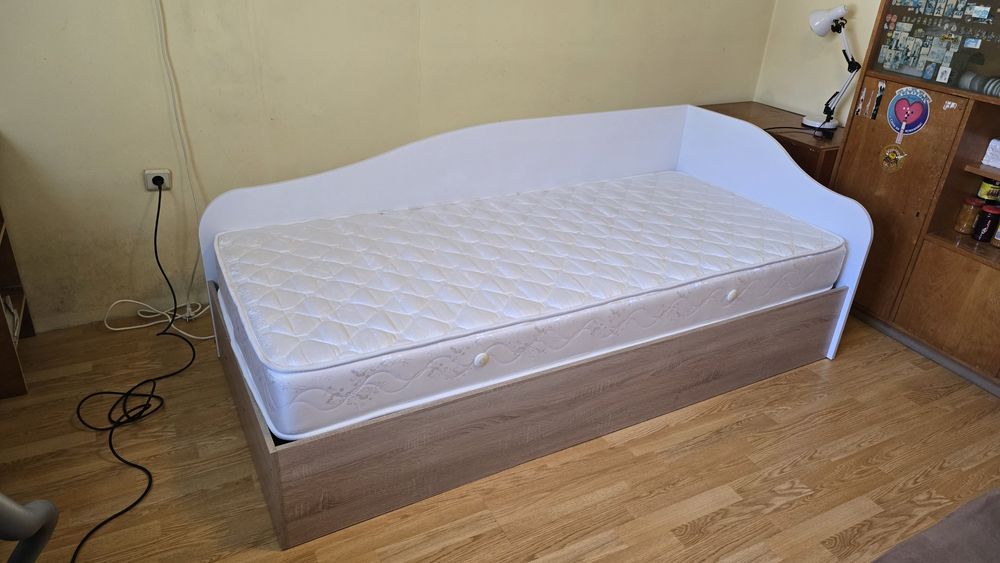 Легло с матрак и повдигащ механизъм