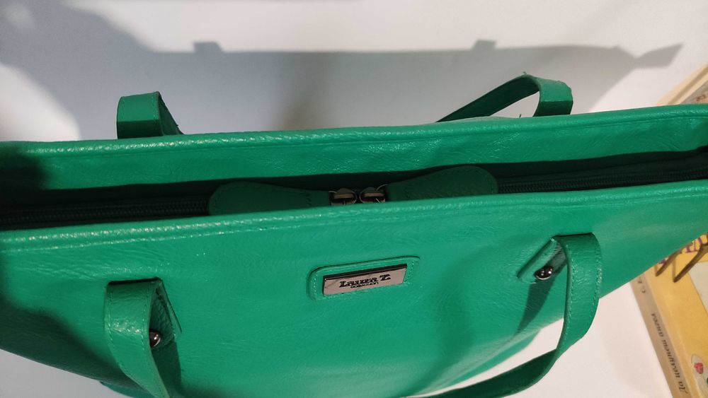 Кожена дамска чанта в зелено