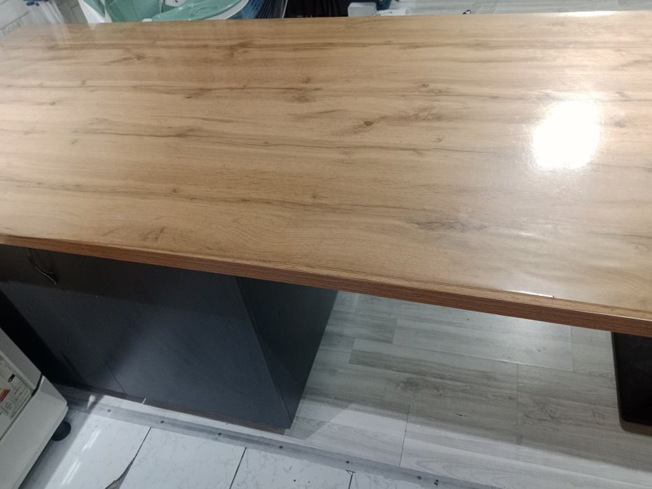 Продается стол со шкафом