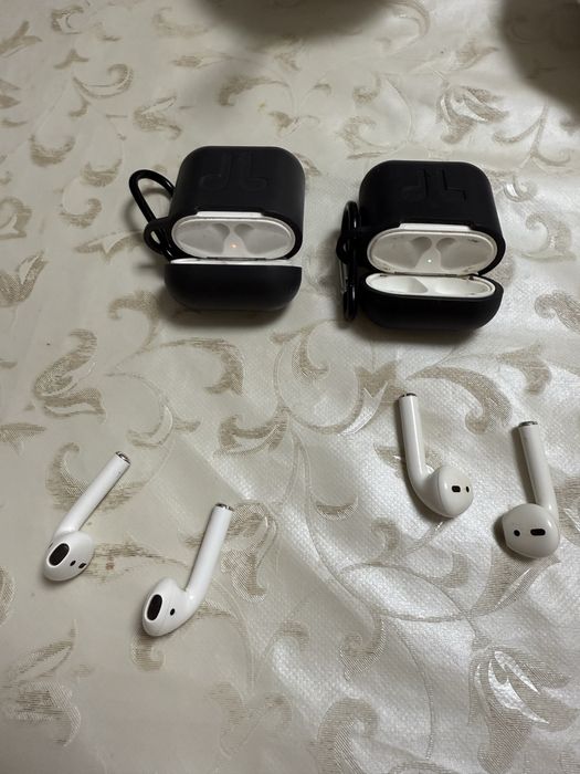 Продам 2 наушника airpods2 оригинал