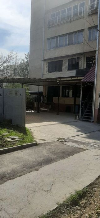 Продается под офис 4 комн. квартира.