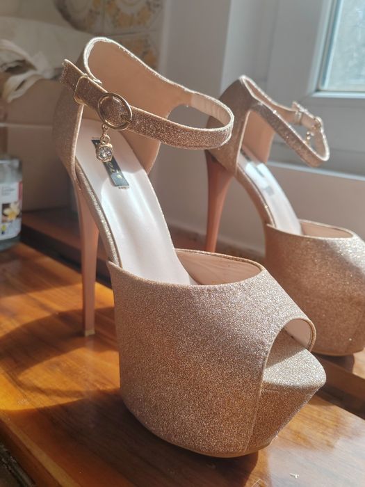 Pantofi cu toc înalt nr 38