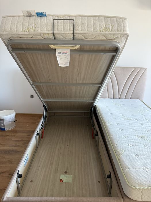 Две единични тапицирани легла с ракли и матраци iSleep