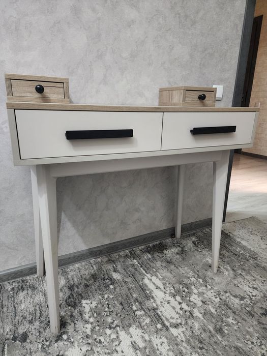 Продается туалетный / консольный столик
Конструкция: напольная, стацио