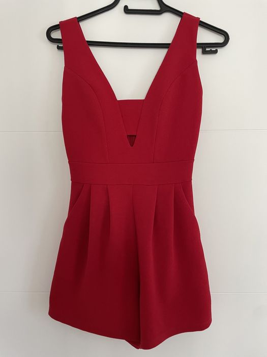 Червен гащеризон