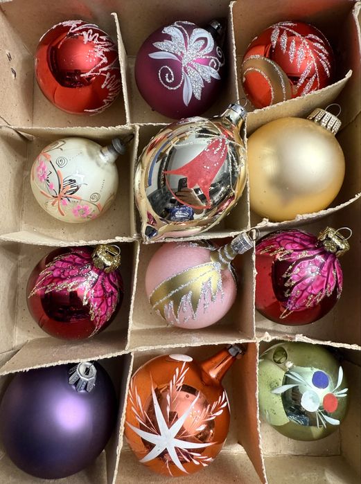 Globuri vechi pentru bradul de Crăciun.