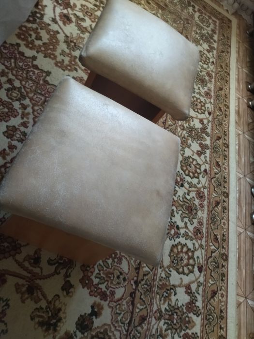 Кухонный уголок с двумя табурет