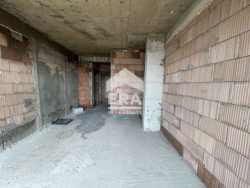 Eднофамилна новострояща се къща на три нива за продажба, с голям гараж