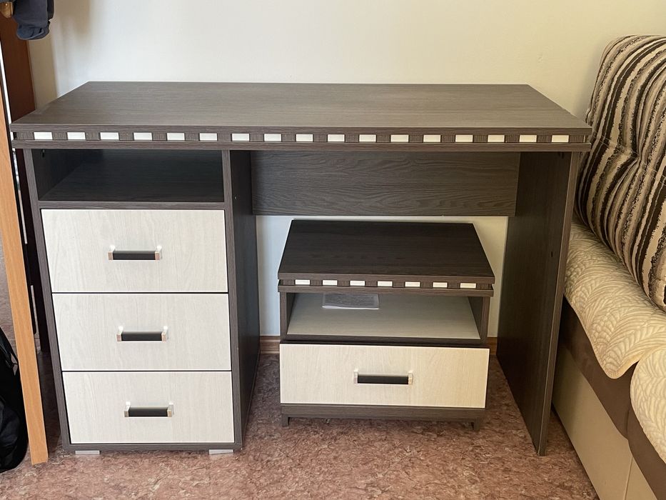 Стол с тумбочкой