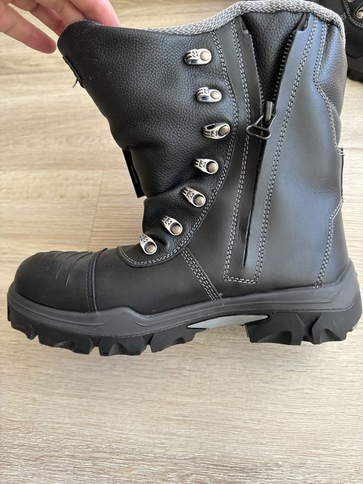 Продаются спецботинки