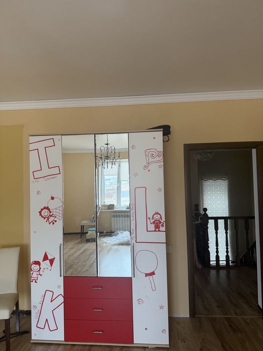 Детский шкаф с удобными полками