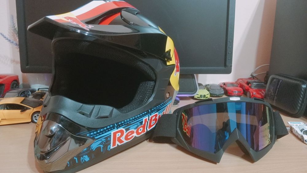 Casca Red Bull de enduro