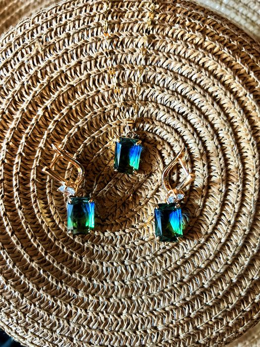 Златист комплект бижута - обеци и колие