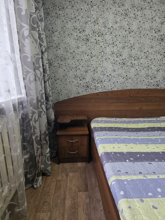 Двуспальная кровать с тумбами