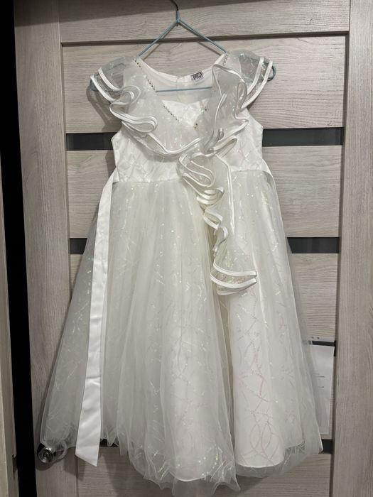 Белое платье нарядное на 7-8 лет