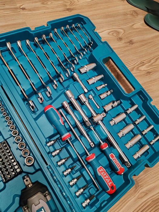 Комплект акумулаторен ударен гайковерт с инструменти TOTAL